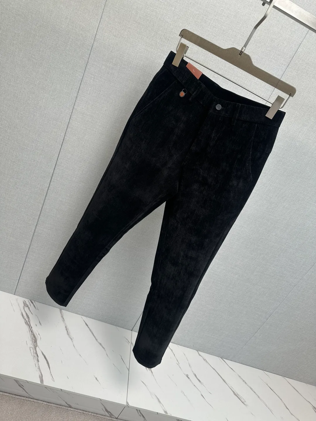 LP latest trade order corduroy slacks! Full condition! ! Customized exclusive corduroy fabric tailoring! The upper body is comfortable and Breathable, not stiff, and the overall body has a rich three-dimensional sense. Quality export order meets the simple needs of commuters for dressing. The upper body effect is very good, slimming, and not picky about the figure. The fabric workmanship is impeccable. Only good craftsmanship and good fabrics can wear a good taste. It is a must-have item for everyone! Size:M-3XL